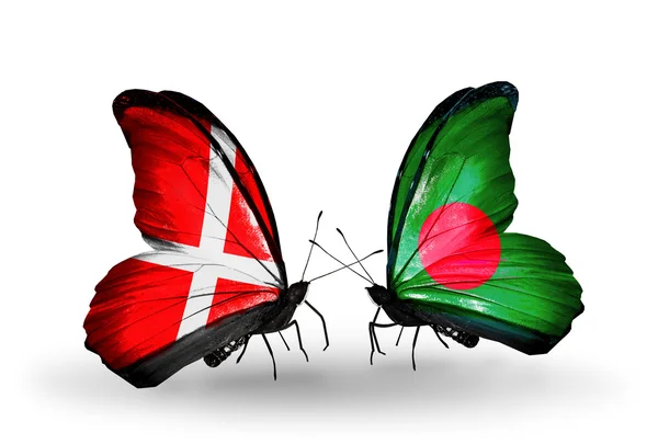 Twee vlinders met vlaggen van Denemarken en bangladesh op vleugels — Stockfoto