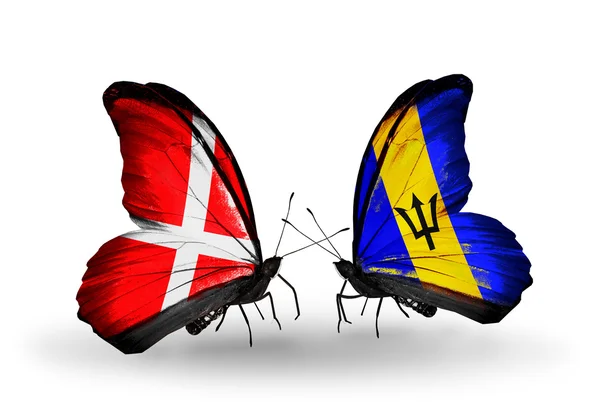 Zwei Schmetterlinge mit Flaggen von Dänemark und Barbados auf Flügeln — Stockfoto