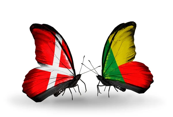 Zwei Schmetterlinge mit Flaggen von Dänemark und Benin auf Flügeln — Stockfoto
