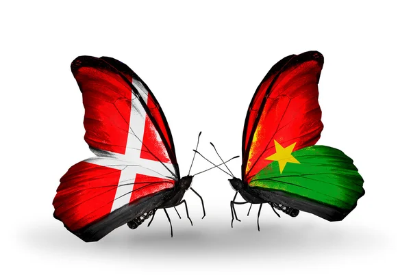 Deux papillons avec des drapeaux du Danemark et du Burkina Faso sur les ailes — Photo