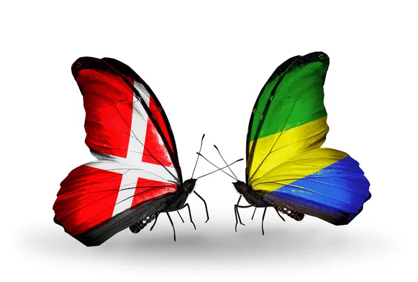 Iki kelebek kanatları üzerinde Danimarka ve gabon bayraklı — Stok fotoğraf