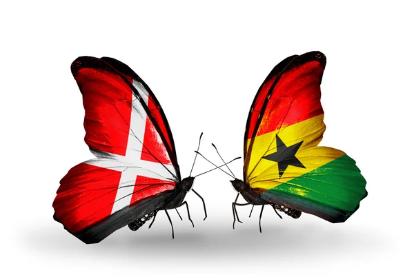 Duas borboletas com bandeiras da Dinamarca e Gana em asas — Fotografia de Stock