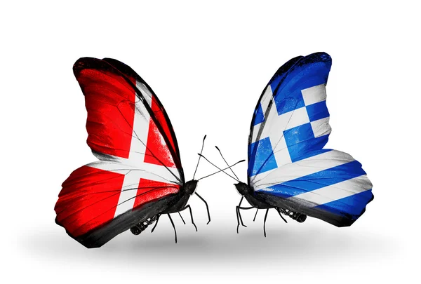 Due farfalle con le bandiere di Danimarca e Grecia sulle ali — Foto Stock