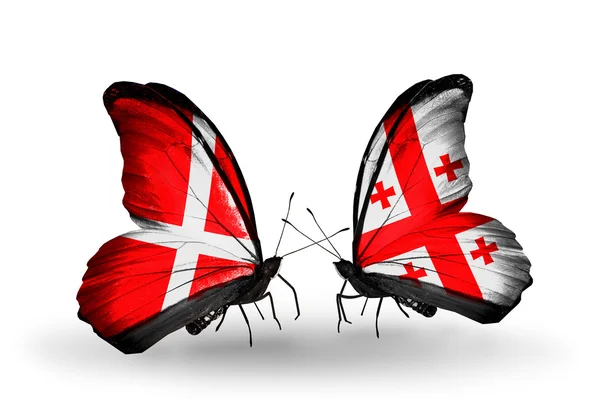 デンマークおよびジョージアの旗を翼に 2 匹の蝶 — ストック写真