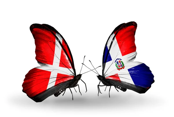 पंखों पर डेनमार्क और डोमिनिका के झंडे के साथ दो तितली — स्टॉक फ़ोटो, इमेज