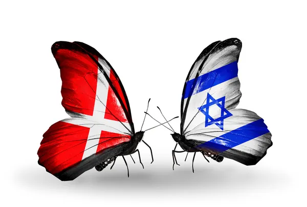 Dva motýli s vlajkami Dánska a Izraele na křídlech — Stock fotografie