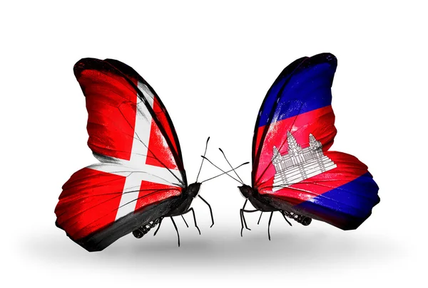 Dos mariposas con banderas de Dinamarca y Camboya en alas — Foto de Stock