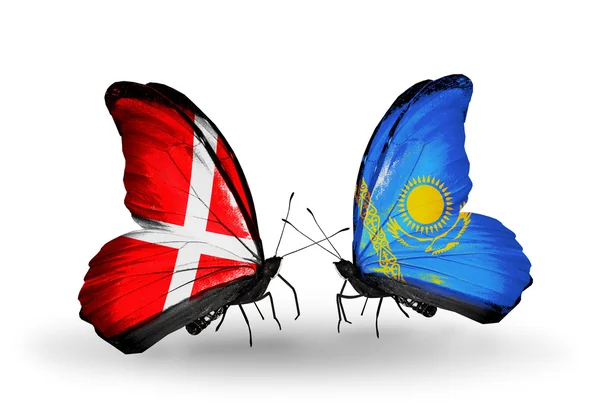 Dos mariposas con banderas de Dinamarca y Kazajstán en alas — Foto de Stock