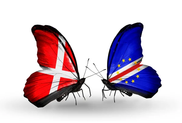 2 匹の蝶翼にデンマーク、カーボベルデの旗 — ストック写真