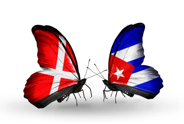 Deux papillons avec des drapeaux du Danemark et de Cuba sur les ailes — Photo