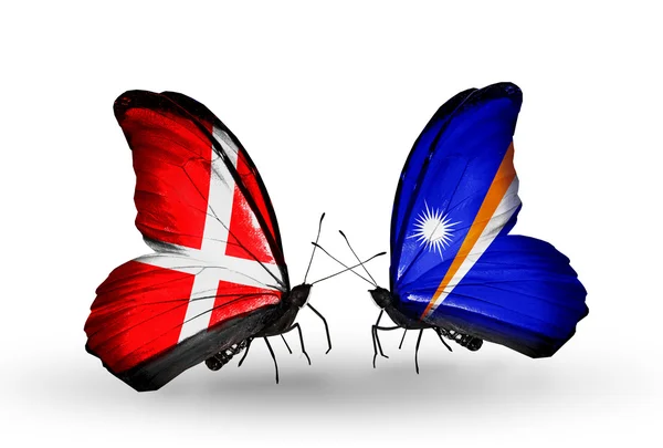 Duas borboletas com bandeiras da Dinamarca e Ilhas Marshall em asas — Fotografia de Stock