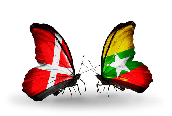Deux papillons avec des drapeaux du Danemark et du Myanmar sur les ailes — Photo
