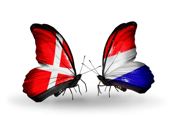 Dva motýli s vlajkami Dánska a Holandska na křídlech — Stock fotografie