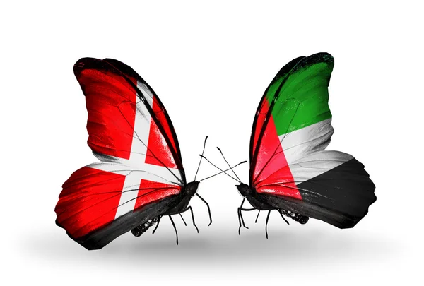 Dwa motyle z flagami dania i Zjednoczone Emiraty Arabskie na skrzydłach — Zdjęcie stockowe