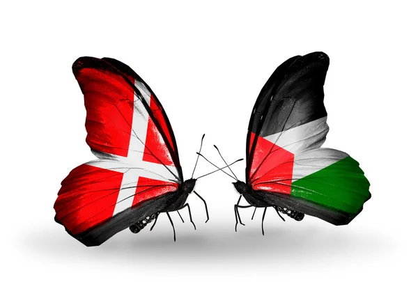 Due farfalle con le bandiere di Danimarca e Palestina sulle ali — Foto Stock