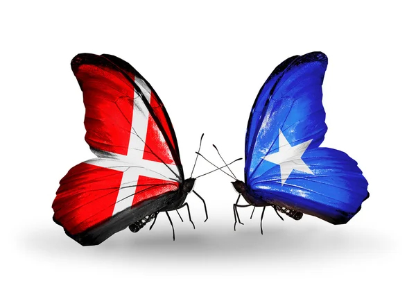 Dos mariposas con banderas de Dinamarca y Somalia en alas — Foto de Stock