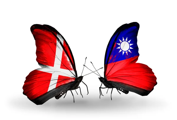 Dwa motyle z flagami dania i Tajwanu na skrzydłach — Zdjęcie stockowe