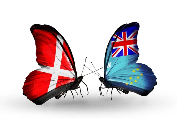 Δύο πεταλούδες με σημαίες της Δανίας και του Τουβαλού με φτερά — Φωτογραφία Αρχείου