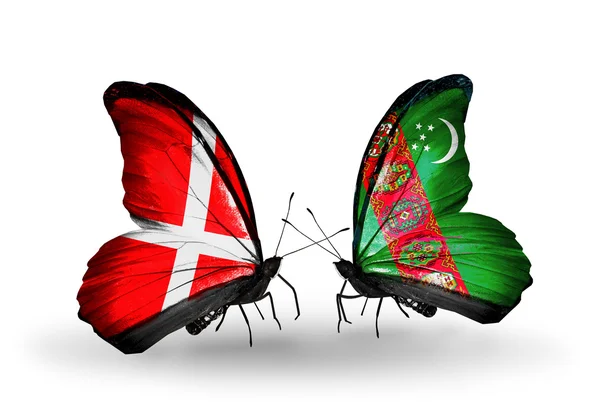 Dwa motyle z flagami dania i turkmenistan skrzydła — Zdjęcie stockowe