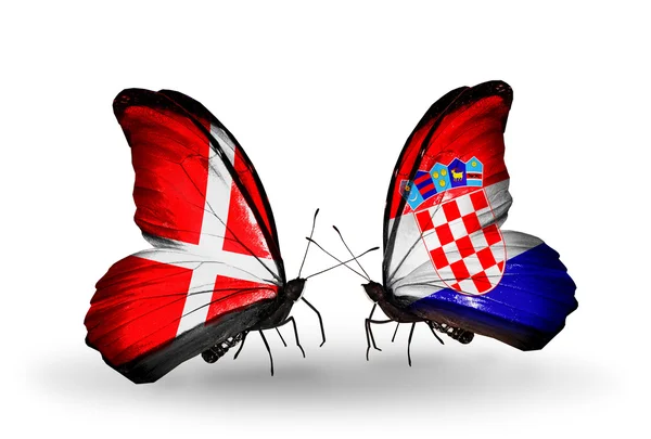 Zwei Schmetterlinge mit Flaggen von Dänemark und Kroatien auf Flügeln — Stockfoto