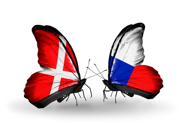 Duas borboletas com bandeiras da Dinamarca e checo em asas — Fotografia de Stock