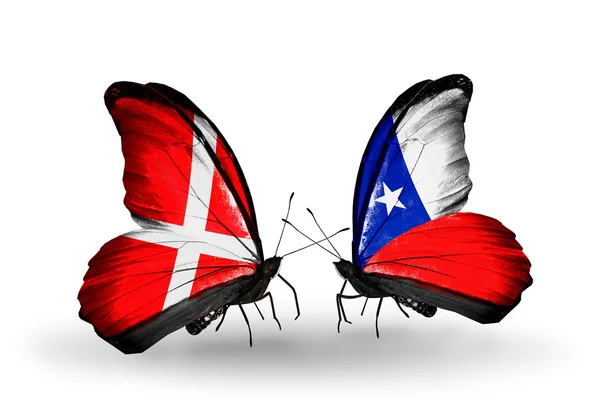 Dos mariposas con banderas de Dinamarca y Chile en alas — Foto de Stock