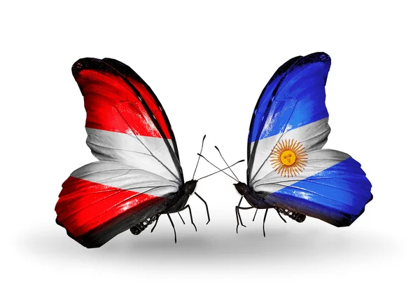 Dos mariposas con banderas de Austria y Argentina en alas — Foto de Stock