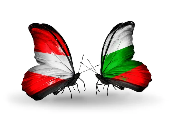 オーストリア、ブルガリアの旗を翼に 2 匹の蝶 — ストック写真