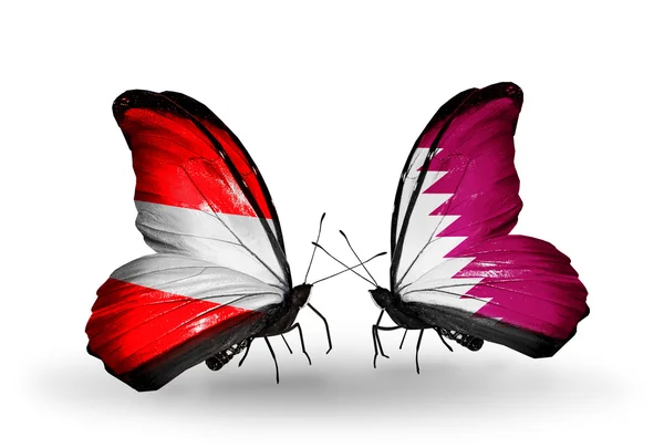 Twee vlinders met vlaggen van Oostenrijk en qatar op vleugels — Stockfoto