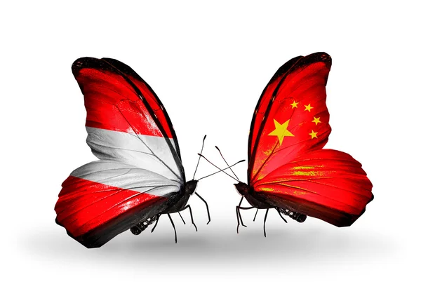 Dva motýli s vlajkami Rakouska a Číny na křídlech — Stock fotografie