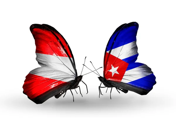 Deux papillons avec des drapeaux de l'Autriche et de Cuba sur les ailes — Photo