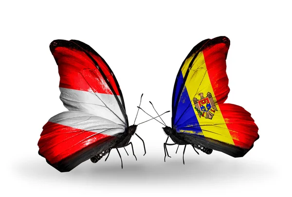 Avusturya ve moldova kanatlar üzerinde bayrakları taşıyan iki kelebek — Stok fotoğraf