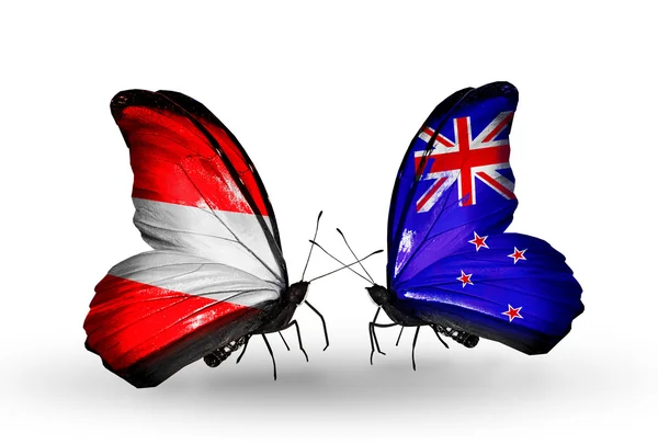 Två fjärilar med flaggor i Österrike och Nya Zeeland på vingar — Stockfoto