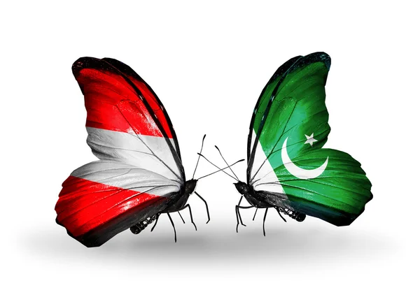Twee vlinders met vlaggen van Oostenrijk en pakistan op vleugels — Stockfoto