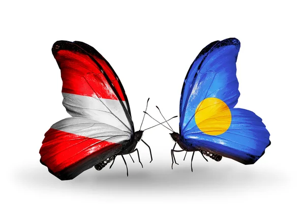 两只蝴蝶与奥地利和帕劳的翅膀上的标志 — 图库照片