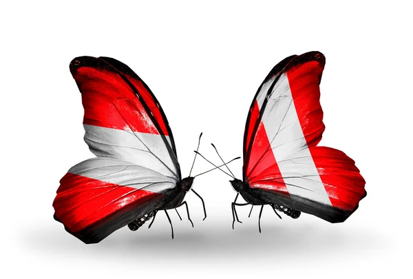 Dos mariposas con banderas de Austria y Perú en alas — Foto de Stock