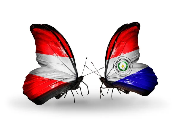 Dos mariposas con banderas de Austria y Paraguay en alas — Foto de Stock