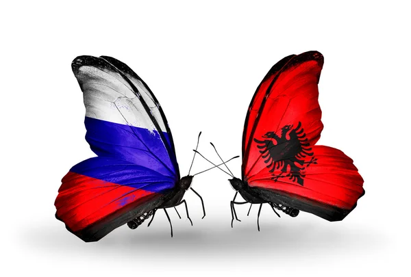 Dos mariposas con banderas de Rusia y Albania en alas — Foto de Stock