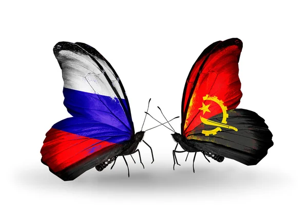 Dva motýli s vlajkami Ruska a Angolou na křídlech — Stock fotografie