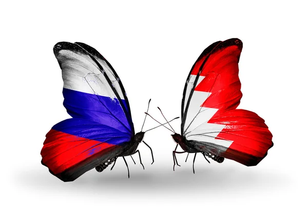 Duas borboletas com bandeiras da Rússia e do Bahrein em asas — Fotografia de Stock