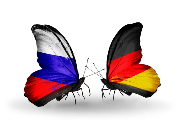Iki kelebek kanatları üzerinde Rusya ve Almanya bayrakları ile — Stok fotoğraf