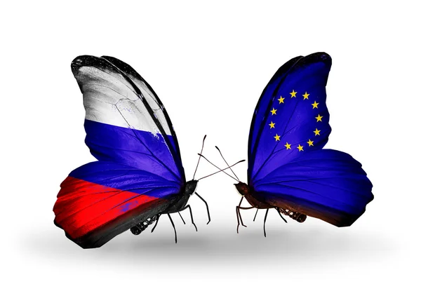 Dva motýli s vlajkami Ruska a eu na křídlech — Stock fotografie