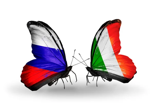 Deux papillons avec des drapeaux de Russie et d'Irlande sur les ailes — Photo