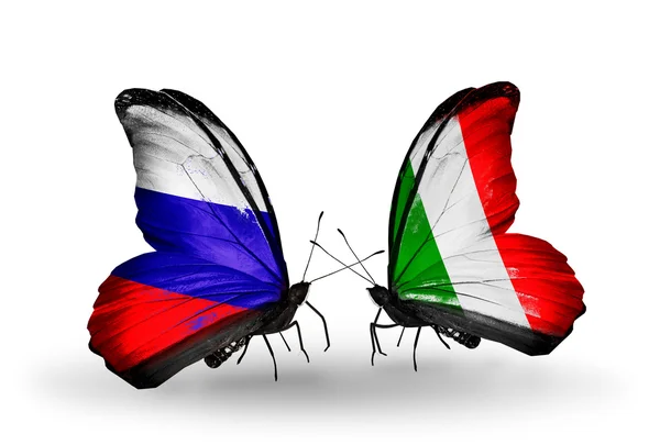 Dos mariposas con banderas de Rusia e Italia en alas — Foto de Stock