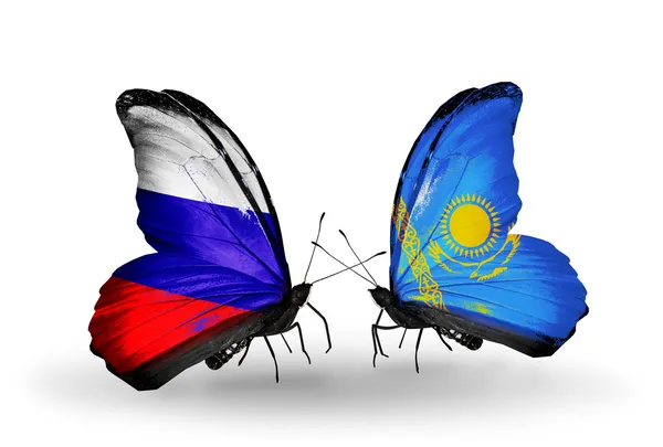 Zwei Schmetterlinge mit Flaggen Russlands und Kasachstans auf Flügeln — Stockfoto