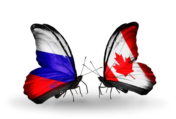 Duas borboletas com bandeiras da Rússia e Canadá em asas — Fotografia de Stock