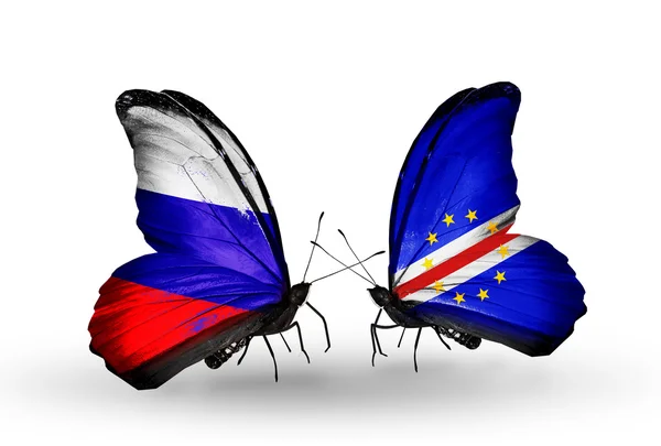 Dva motýli s vlajkami Ruska a Kapverdy na křídlech — Stock fotografie