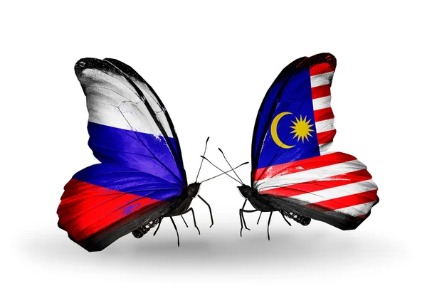 Δύο πεταλούδες με σημαίες της Ρωσίας και της Μαλαισίας σχετικά με φτερά — Φωτογραφία Αρχείου