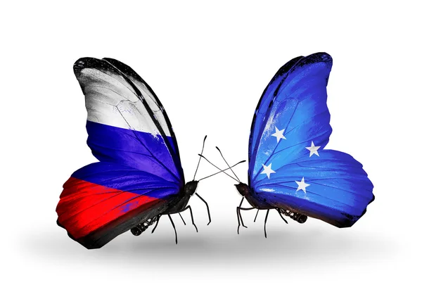 Dos mariposas con banderas de Rusia y Micronesia en alas — Foto de Stock