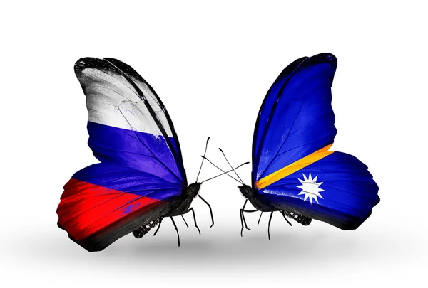 Dos mariposas con banderas de Rusia y Nauru en alas — Foto de Stock